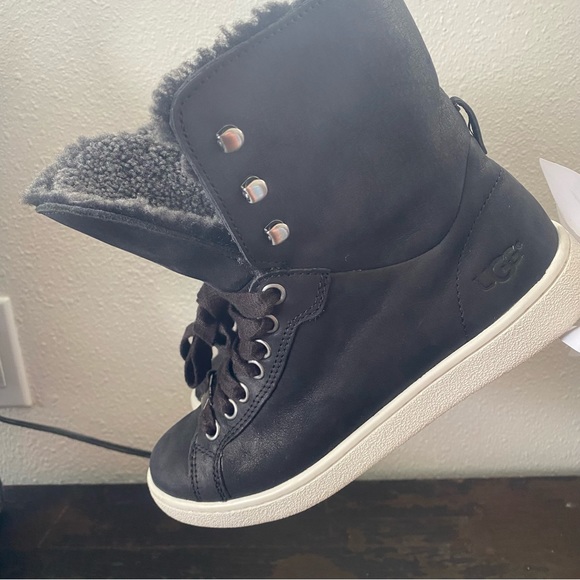 UGG Women’s Starlyn Full Grain Leather Fold Over Trainers - Black (Size 5)🌹 - Picture 11 of 14